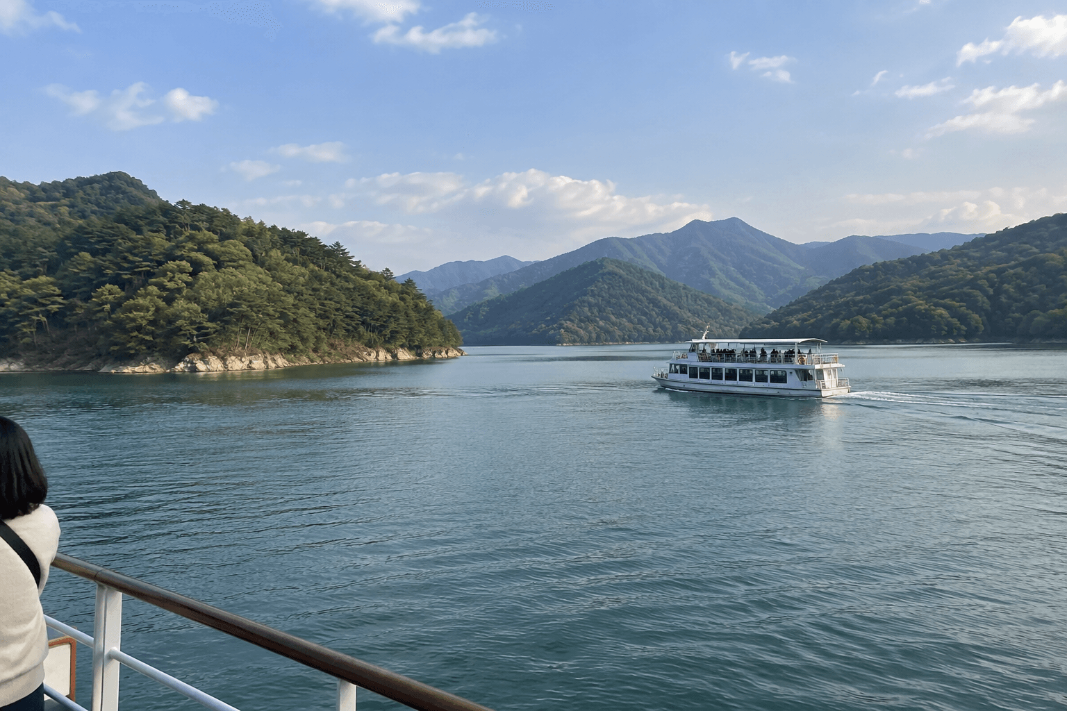Autumn mood of the lake the Cheongpungho cruise runs on