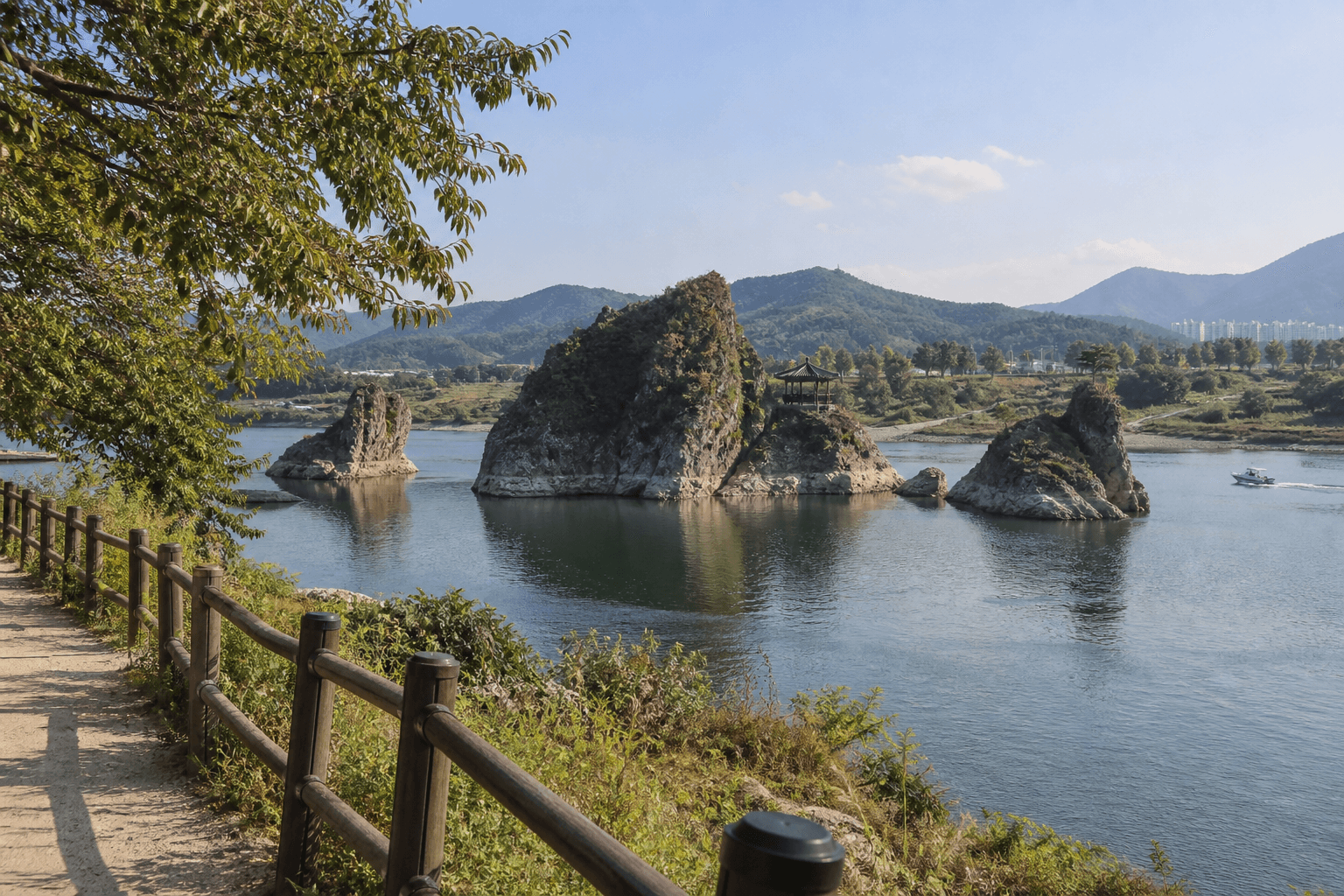 An example image of the riverside path below Dodamsambong on an autumn morning