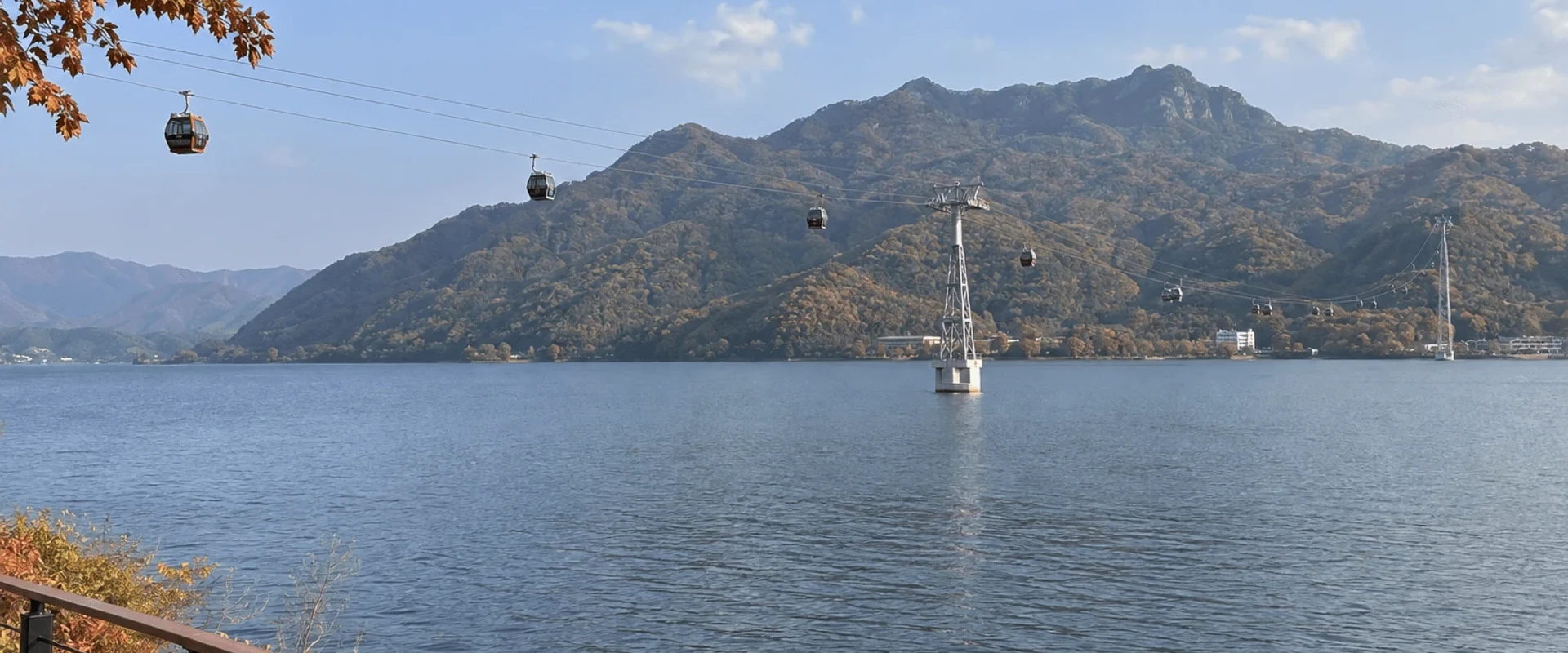 呈現衣岩湖與三岳山湖上纜車的春川湖景圖片