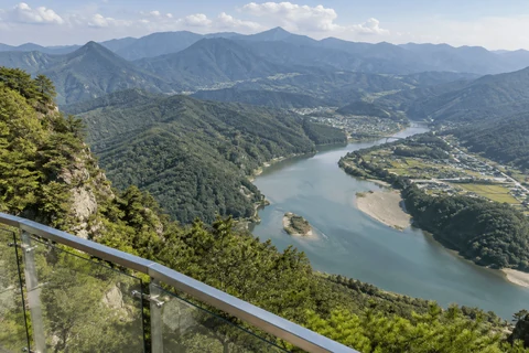 An example image of the river and ridgelines seen from the glass viewpoint of Mancheonha Skywalk