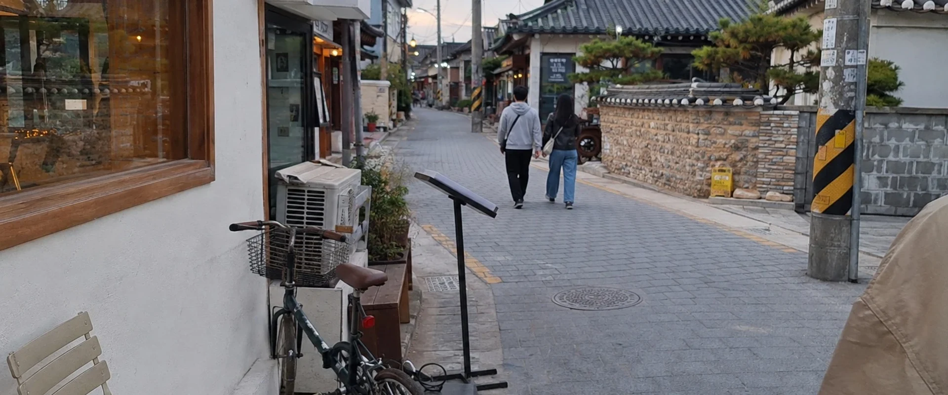 慶州市區步行起點一帶、帶有瓦屋咖啡店的生活街景 AI 生成參考影像