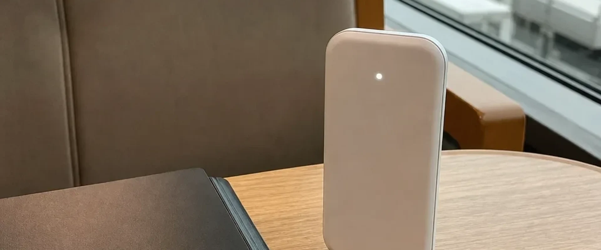 放在機場窗邊桌上的白色隨身 WiFi 機