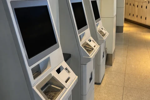 Illustrative airport-station ticket machines for choosing a Japan transit card