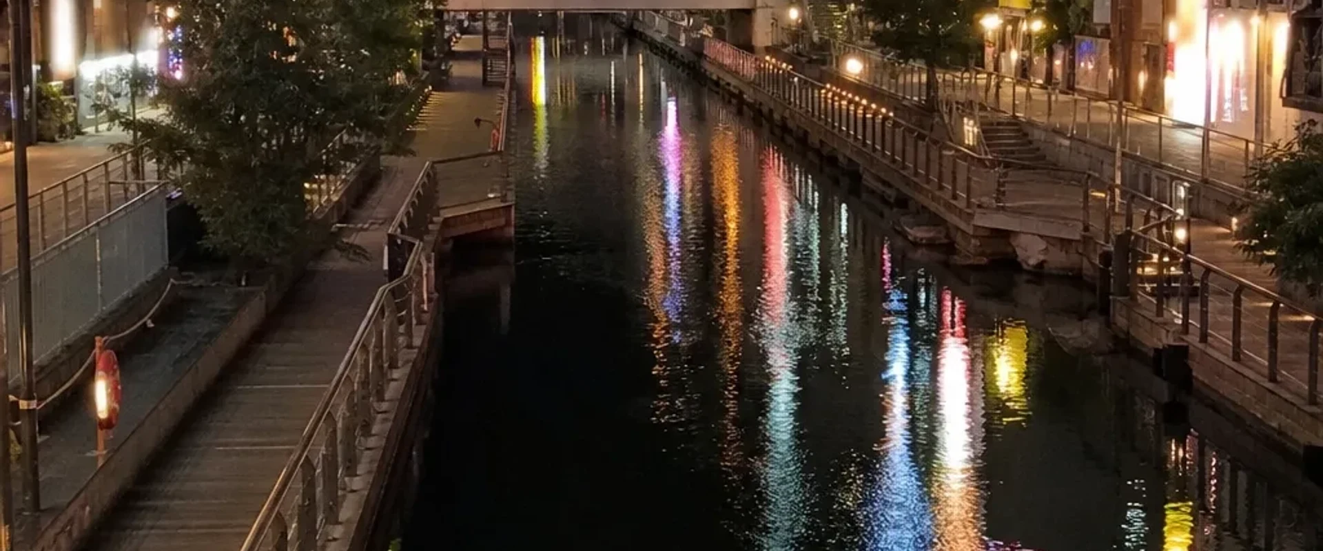 夜晚霓虹倒映的道頓堀運河