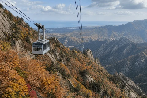 Example image of the Seorak ridge in autumn color and the cable car