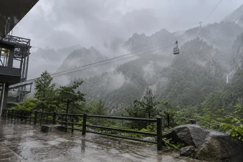 An example scene of the Seorak rock ridge and the cable car in the rain