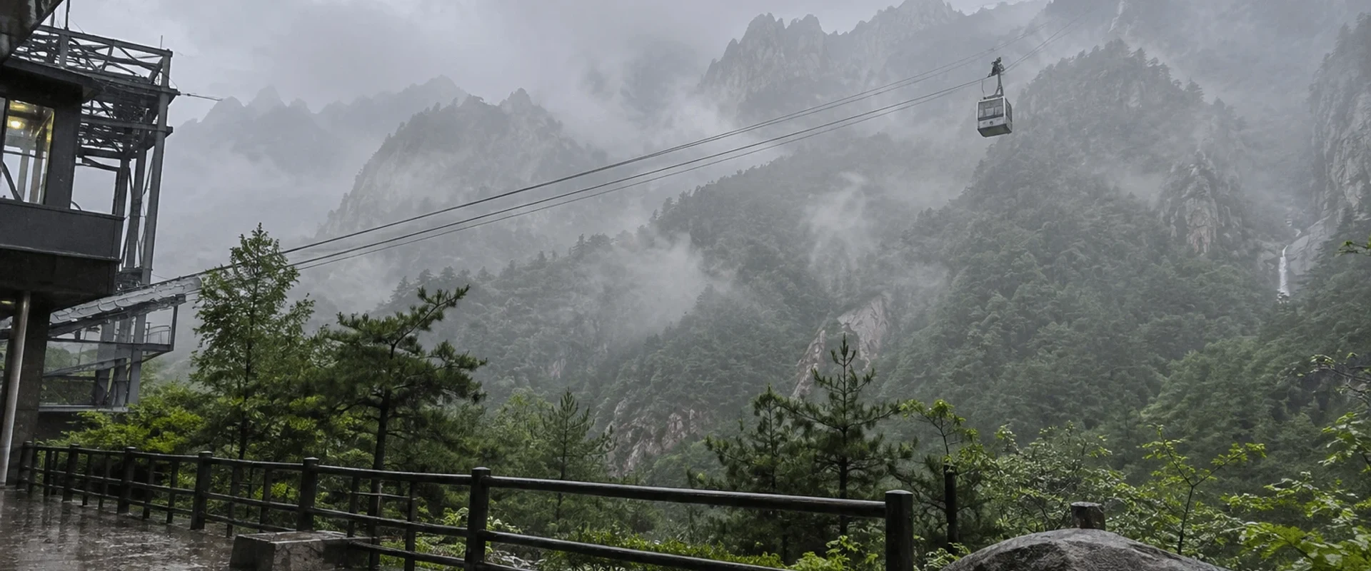 雨中雪嶽山岩石稜線與纜車的示意圖