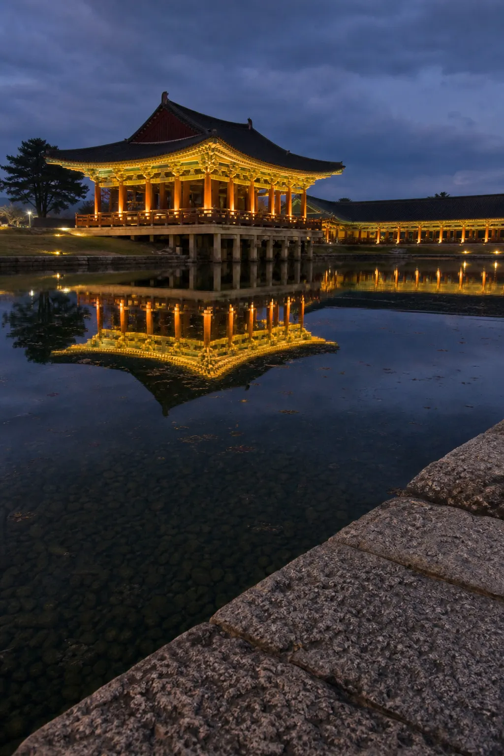 東宮與月池水面映照樓閣的夜景