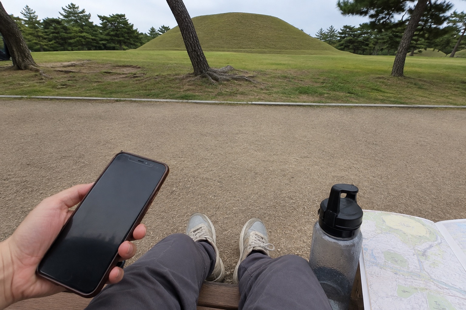 旅客在慶州市區公園步道旁休息並評估是否繼續的 AI 生成參考影像