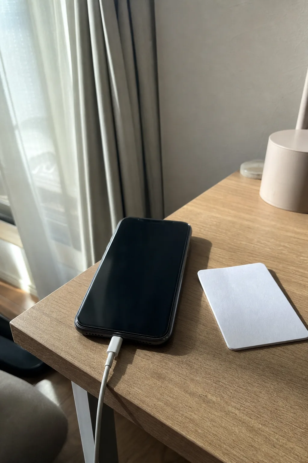 旅行前放在家中書桌上準備安裝 eSIM 的手機