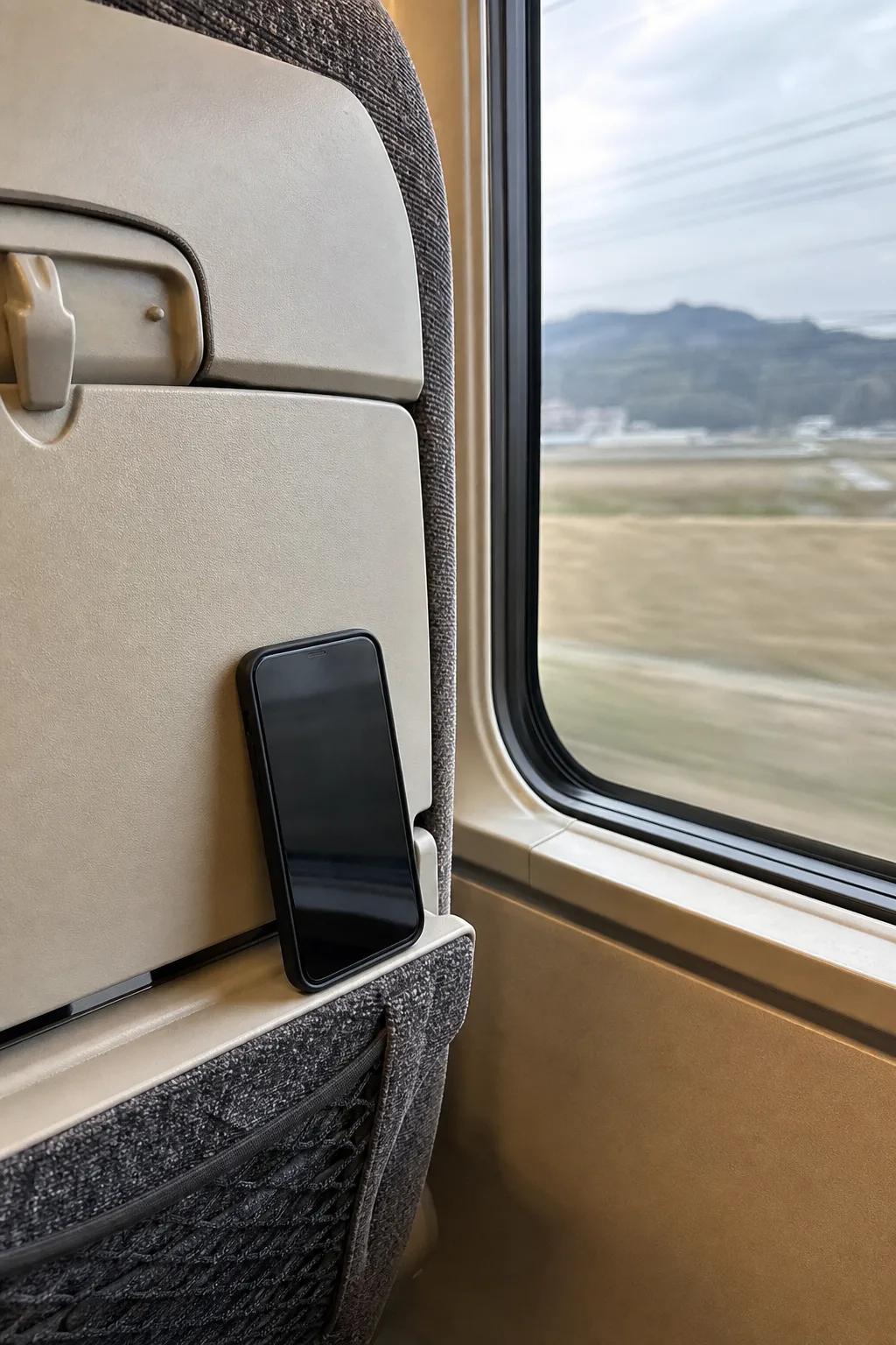 放在日本電車座位上的單支手機