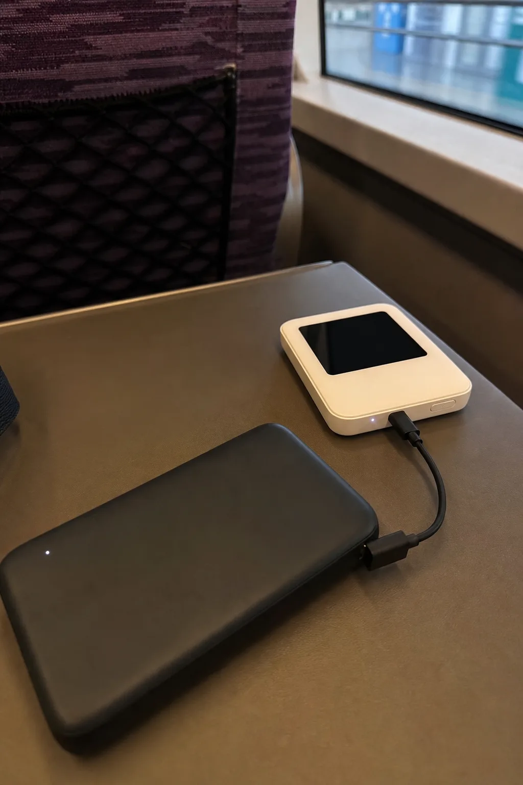 以短線連接隨身 WiFi 機充電的行動電源