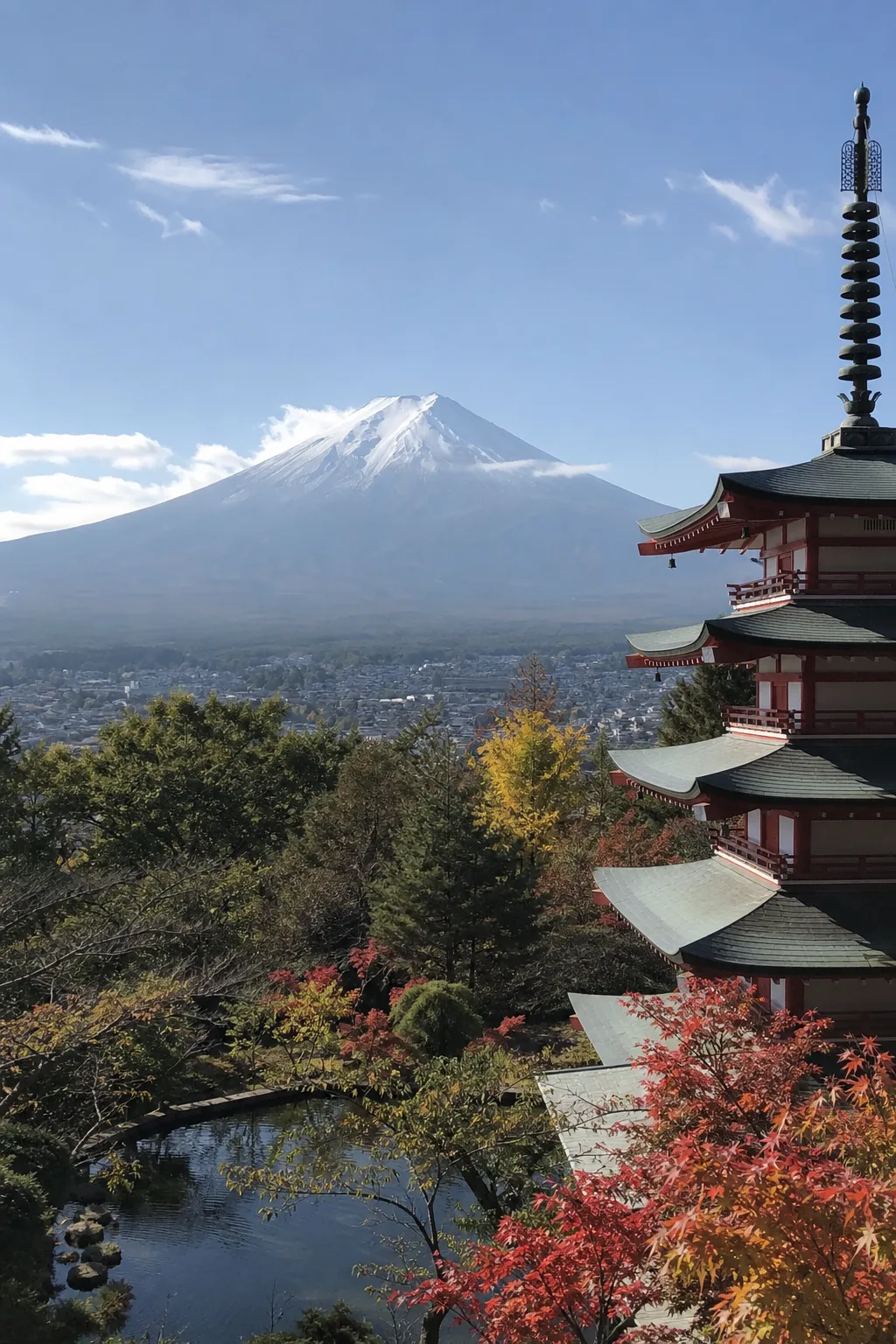 晨光下輪廓清晰的富士山