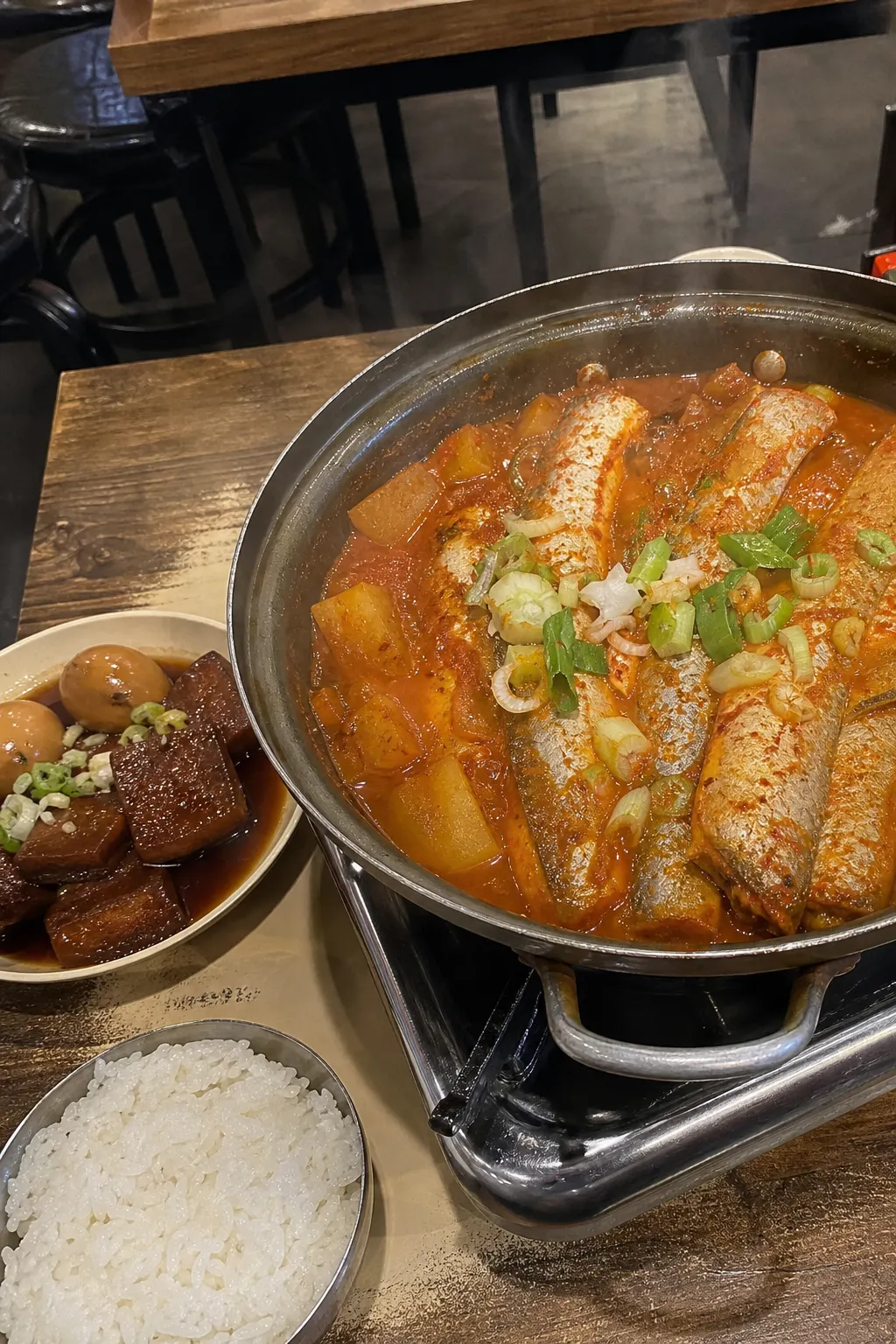南大門市場帶魚燉煮料理的示意食物