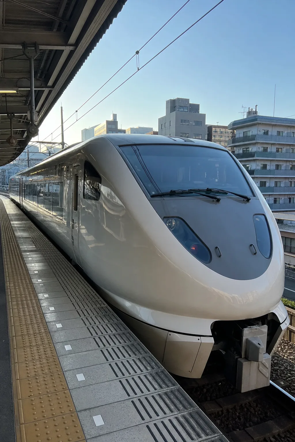 停靠月台的白色城際列車示意圖