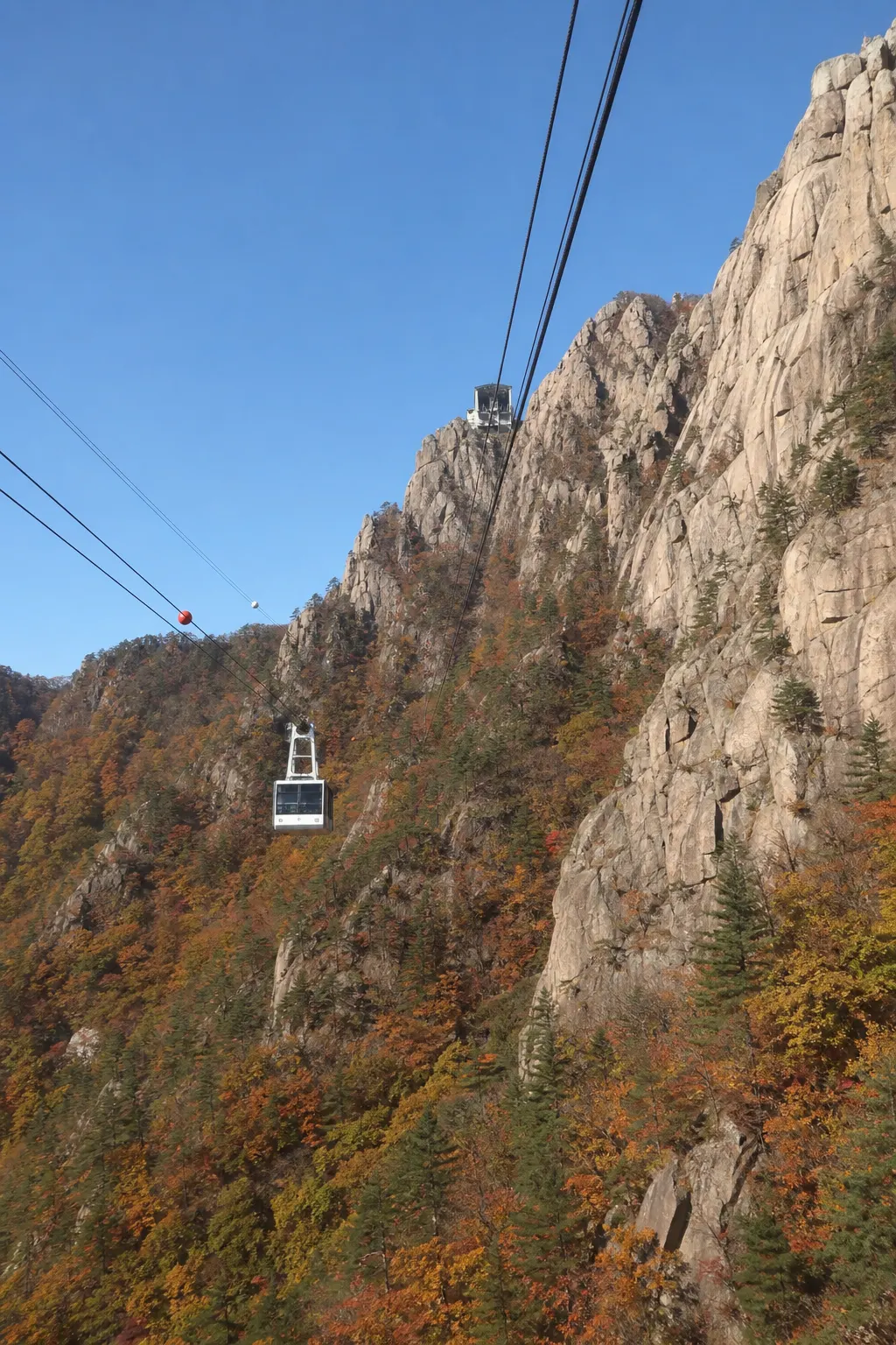 山區纜車與岩壁氛圍