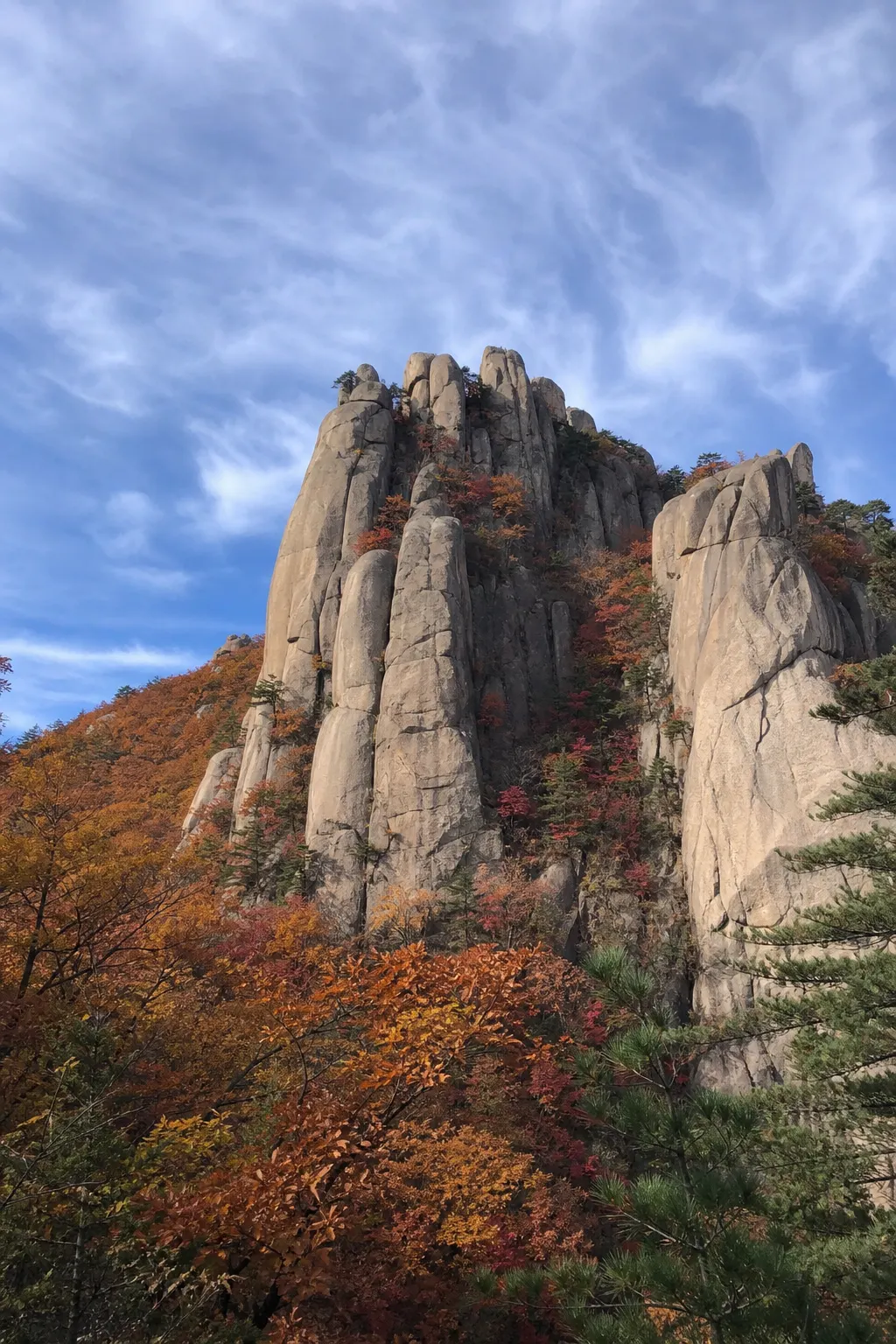 秋林間的花崗岩山峰氛圍