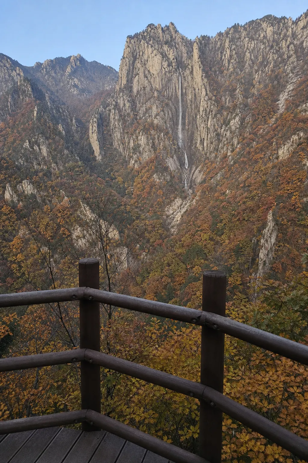 瀑布與觀景台氛圍
