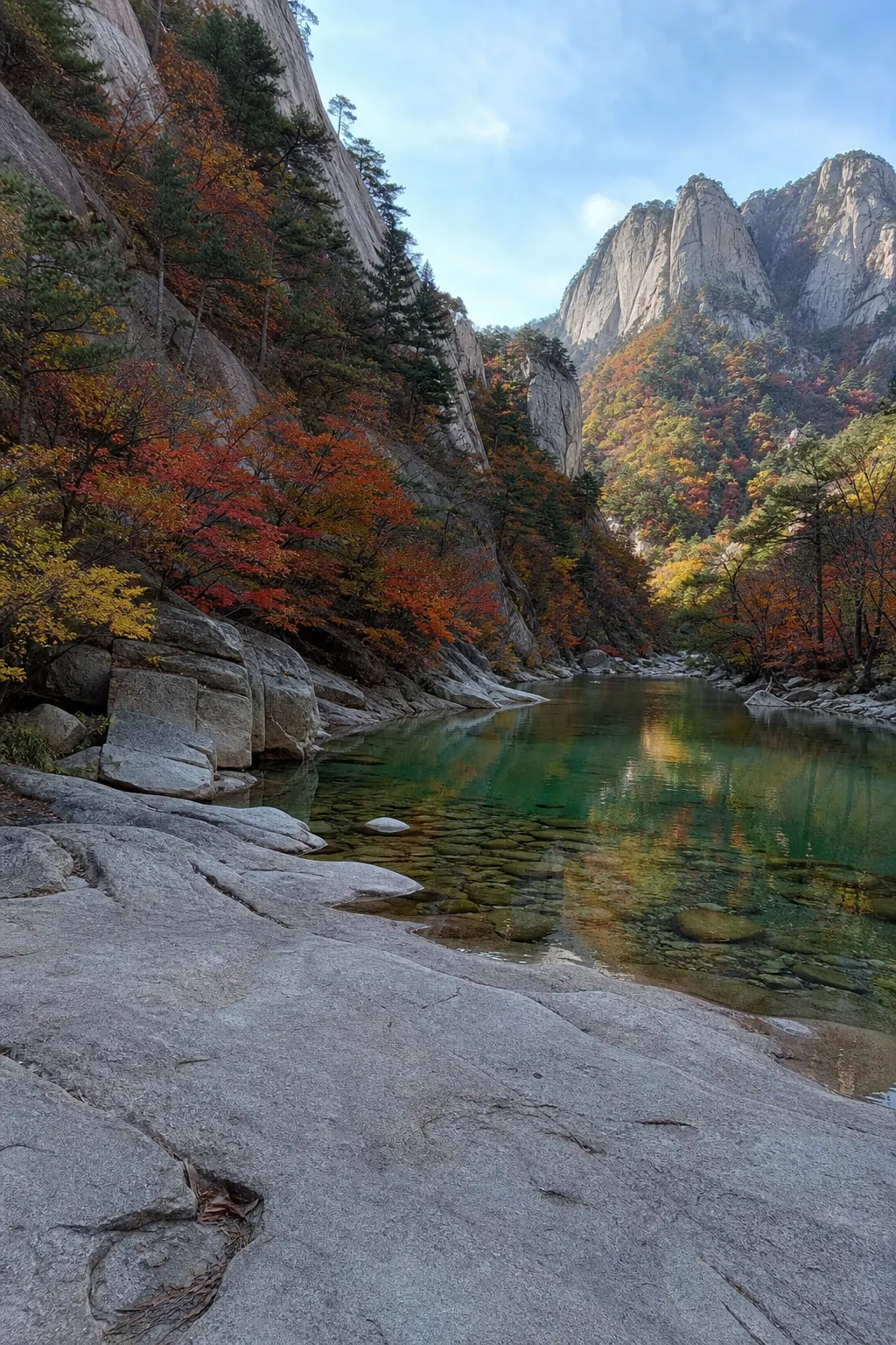 山區溪谷與岩壁步道氛圍