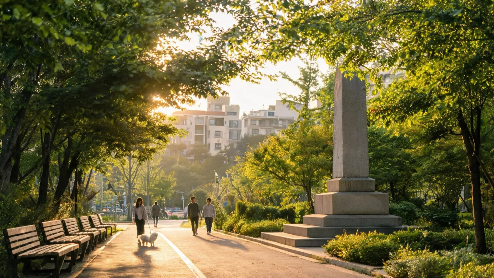 有長椅與紀念碑的樹蔭公園步道