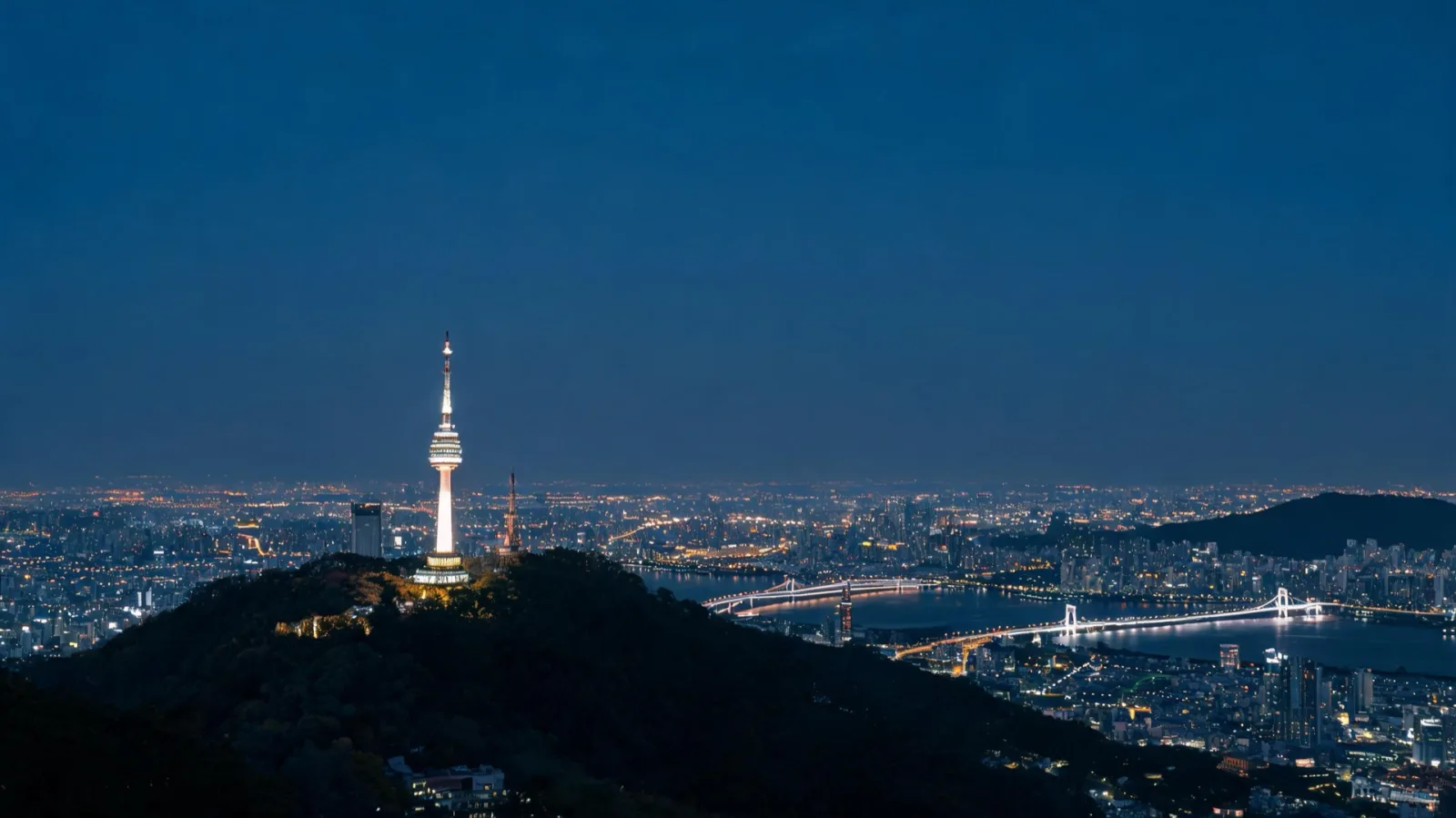 夜間城市上方亮燈的高塔