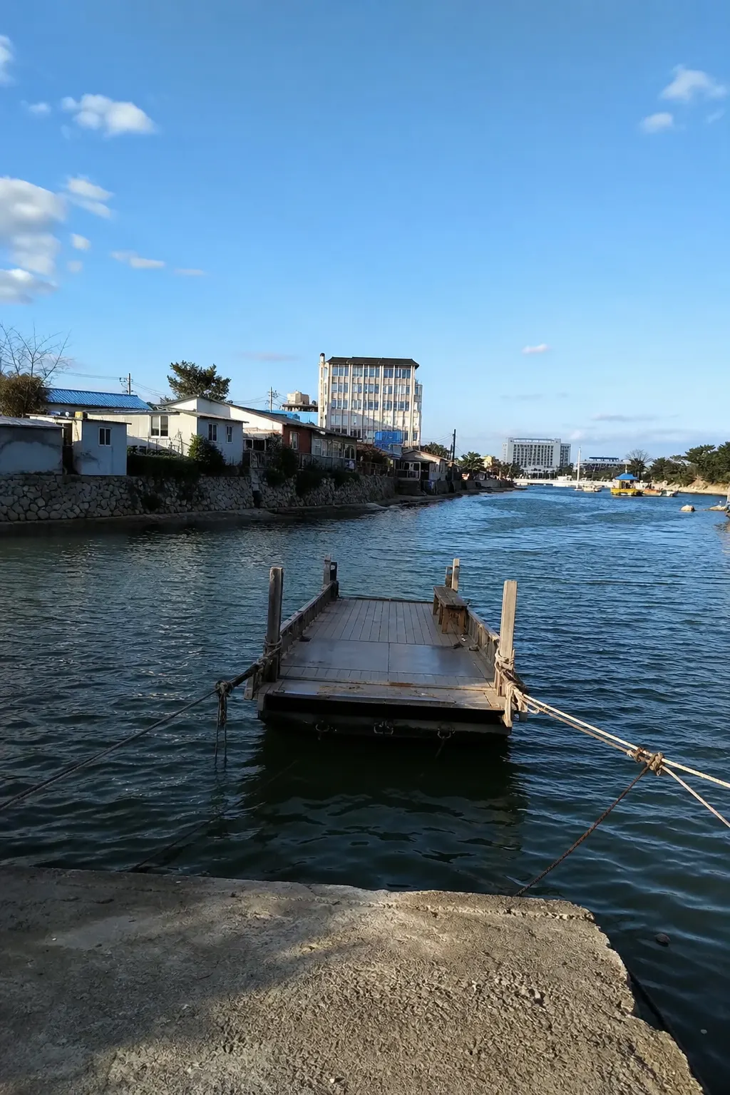 阿爸伊村渡船水道與村落景色