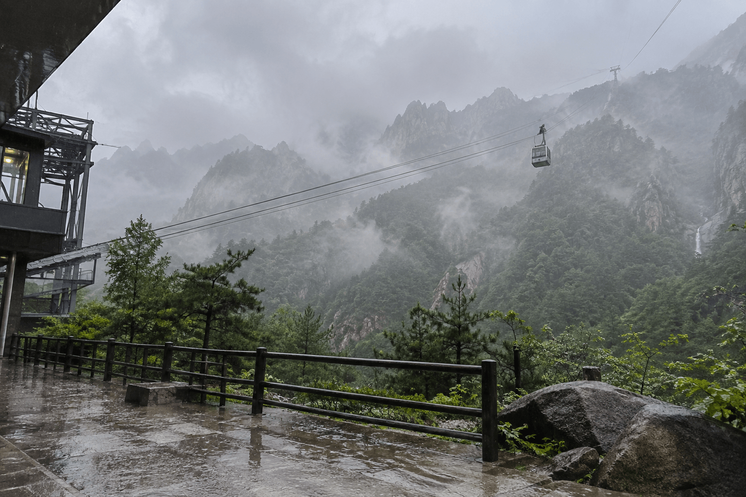 An example scene of the Seorak rock ridge and the cable car in the rain