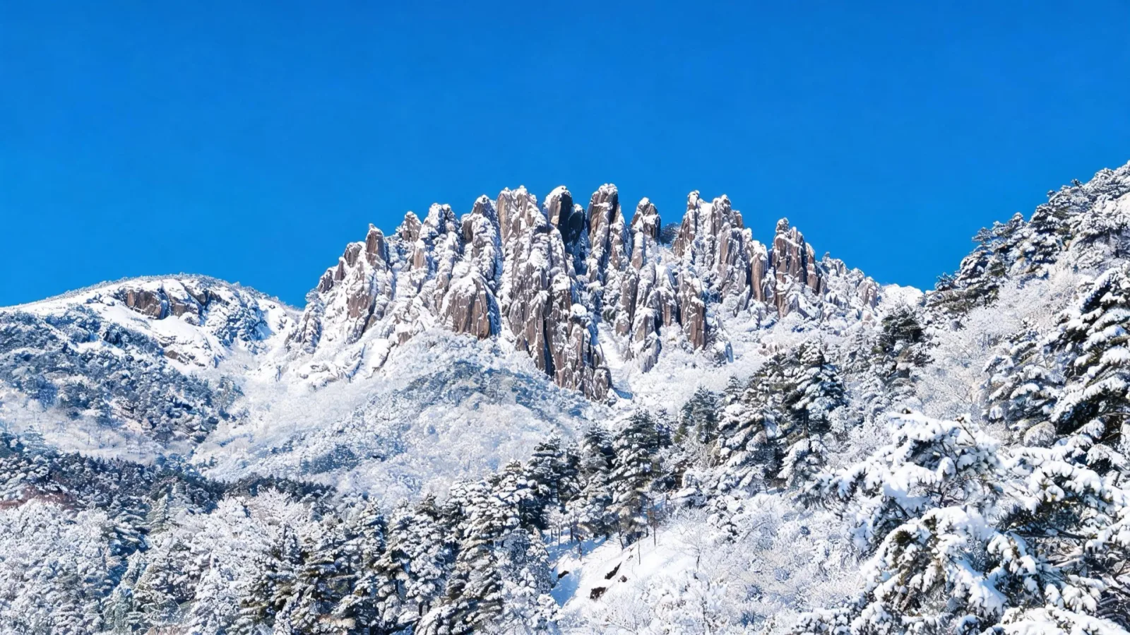 雪嶽山冬季雪景與覆雪的山脊風光