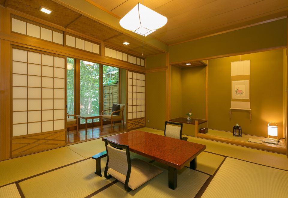 A tatami room with a low table and window seating at Hinoharu